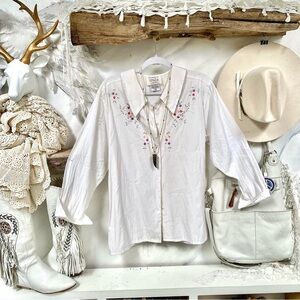 Farmhouse prairie floral embroidered boho blouse w shabby chic granny feel